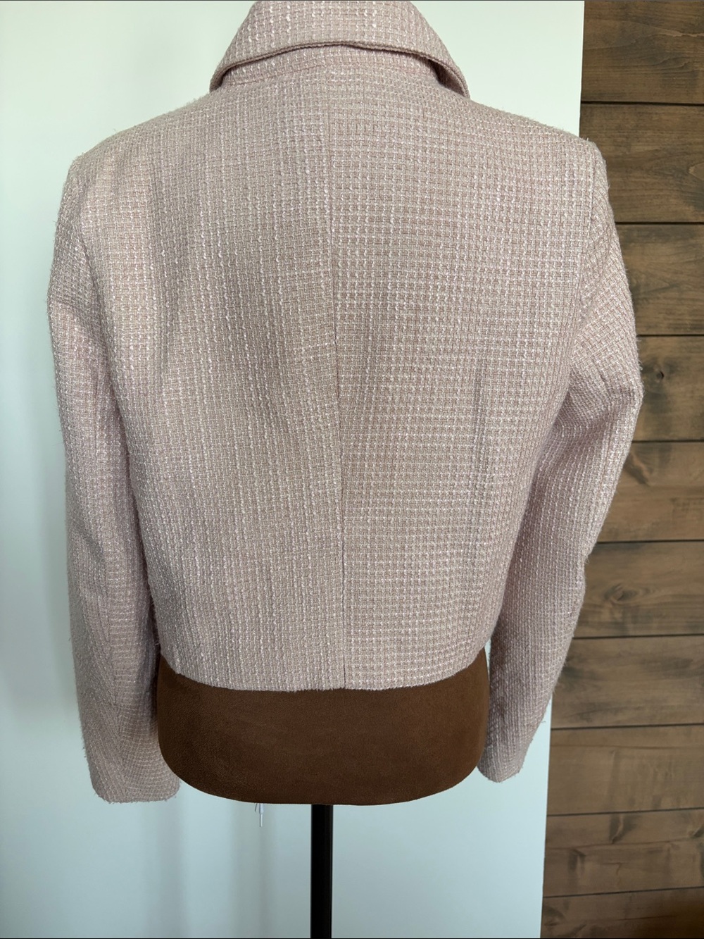 Cropped Pink Tweed Jacket with Gold Buttons - Picture 4 of 8